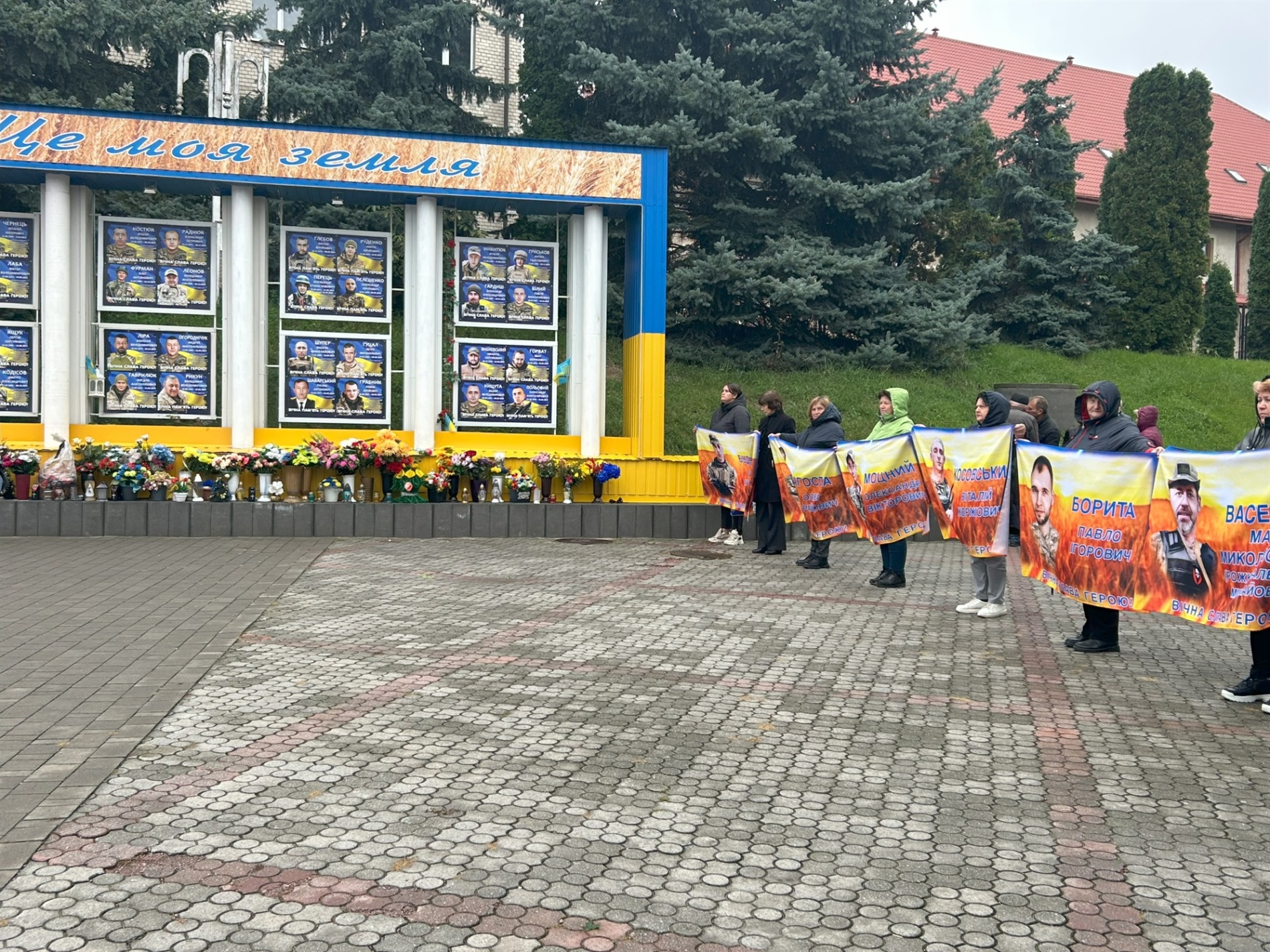 Глядачі — білі янголи та книга — на пам'ять. У Городку відбувся захід, який нагадав про силу героїв
