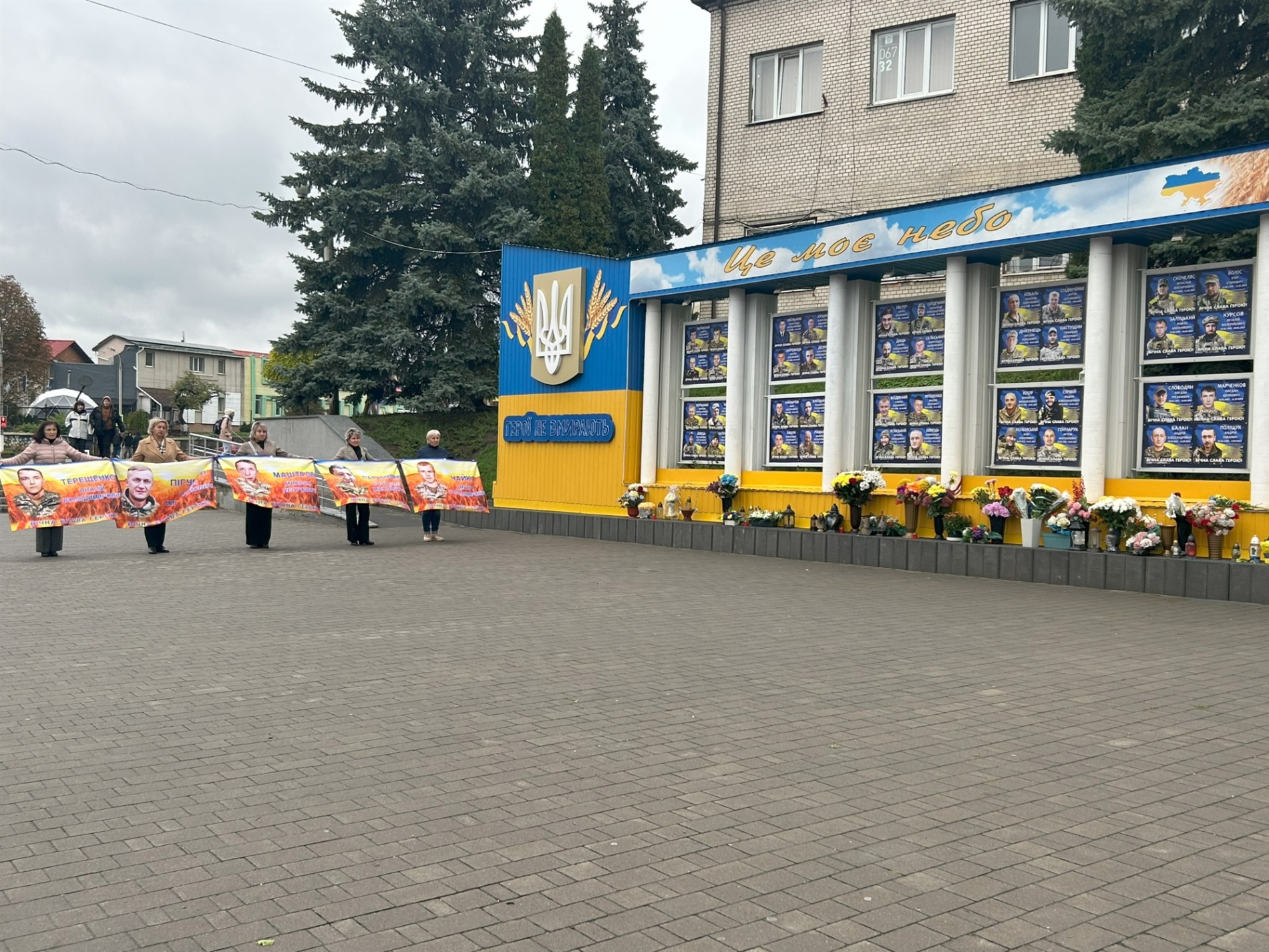 Глядачі — білі янголи та книга — на пам'ять. У Городку відбувся захід, який нагадав про силу героїв