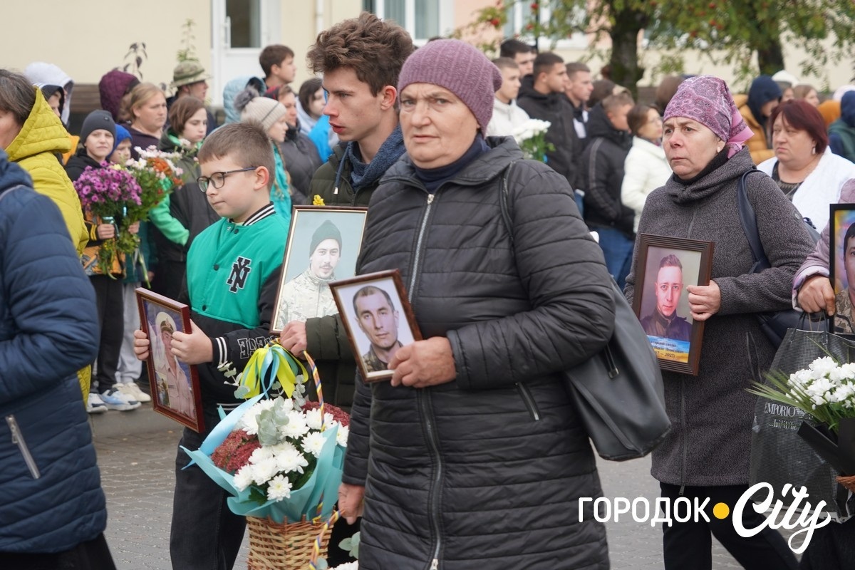 Хода пам’яті. У День захисників та захисниць сатанівчани вшанували полеглих Героїв