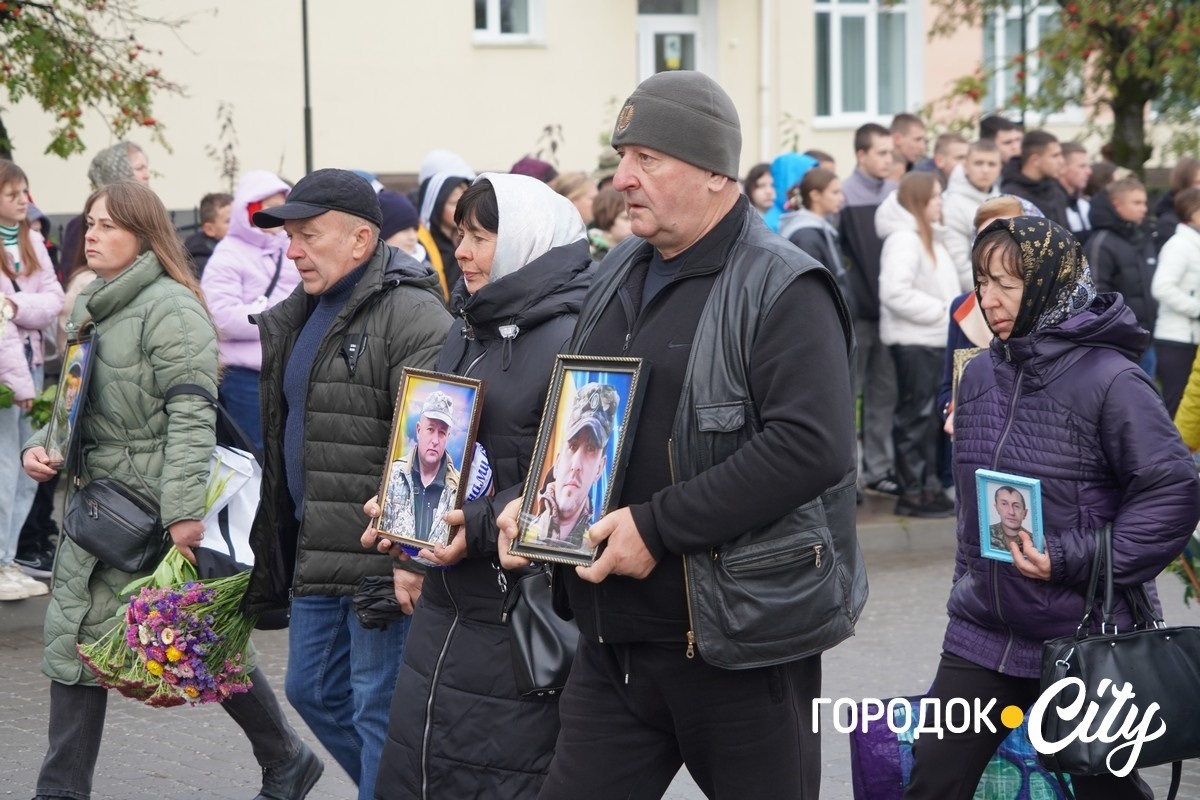 Хода пам’яті. У День захисників та захисниць сатанівчани вшанували полеглих Героїв