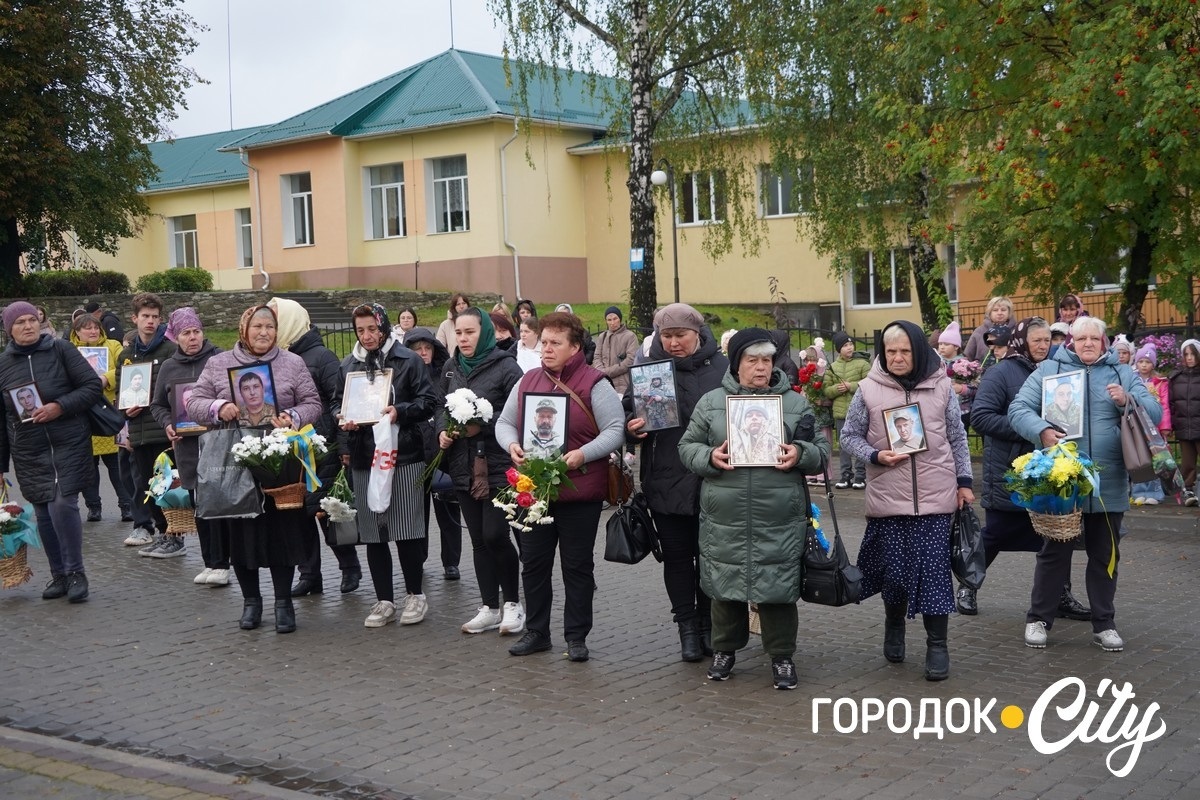 Хода пам’яті. У День захисників та захисниць сатанівчани вшанували полеглих Героїв