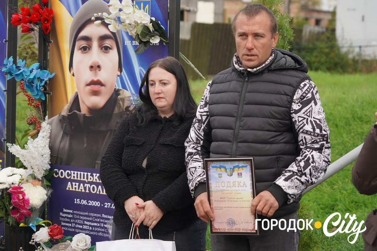 Родина Зембіцьких отримала подяку від Сатанівської селищної ради за виготовлення та встановлення пам’ятника загиблому воїну Олександру Таїпову.