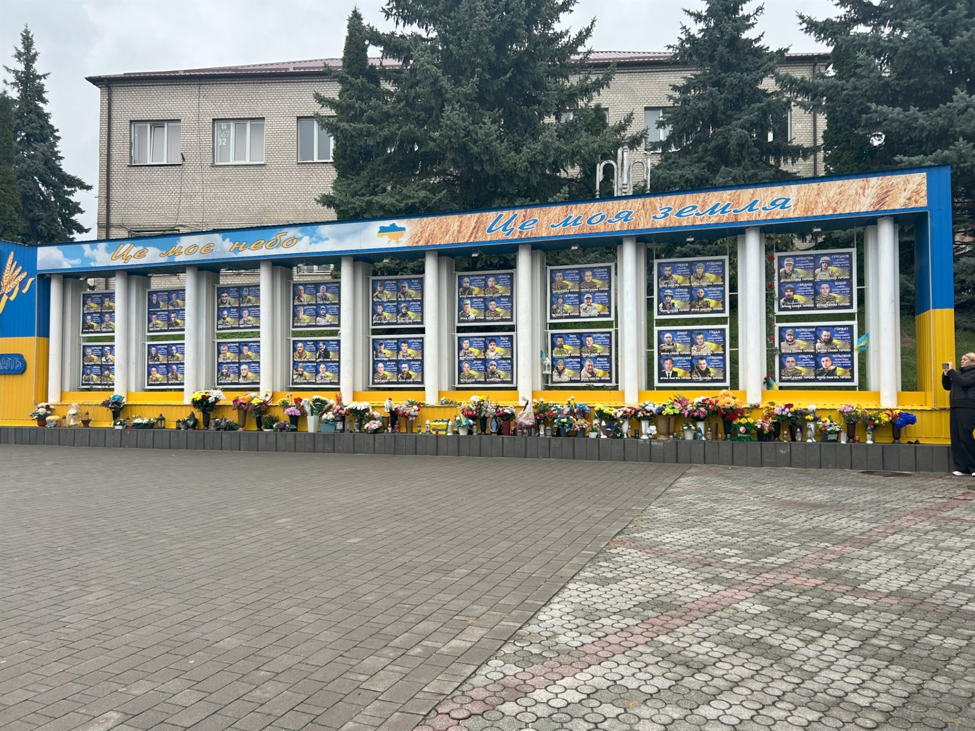 Глядачі — білі янголи та книга — на пам'ять. У Городку відбувся захід, який нагадав про силу героїв