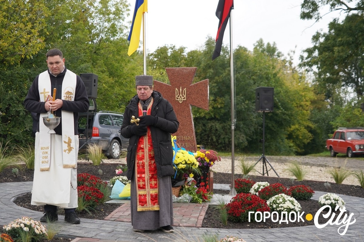 У Зверхівцях встановили «Козацький хрест» в пам'ять про Героя Олександра Чеховського