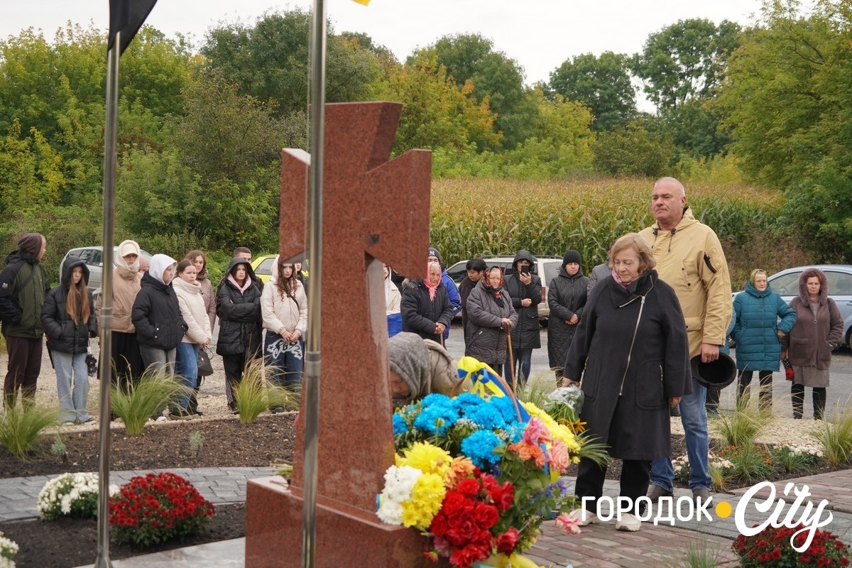 У Зверхівцях встановили «Козацький хрест» в пам'ять про Героя Олександра Чеховського