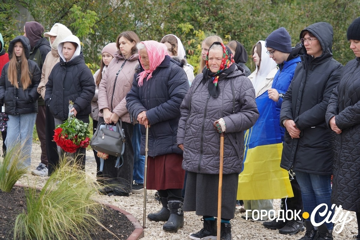 У Зверхівцях встановили «Козацький хрест» в пам'ять про Героя Олександра Чеховського
