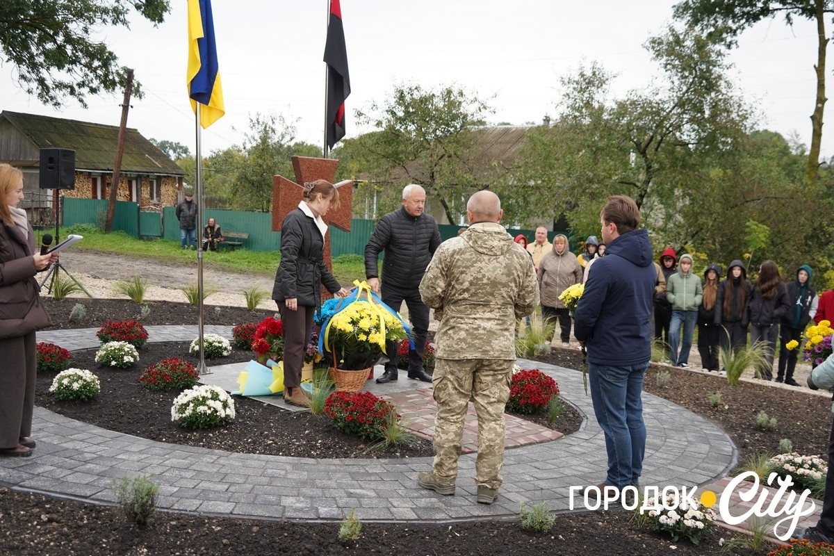 У Зверхівцях встановили «Козацький хрест» в пам'ять про Героя Олександра Чеховського