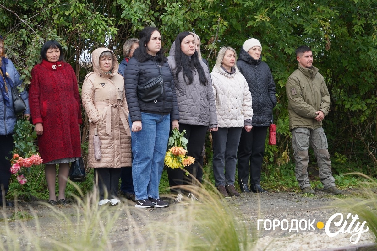 У Зверхівцях встановили «Козацький хрест» в пам'ять про Героя Олександра Чеховського