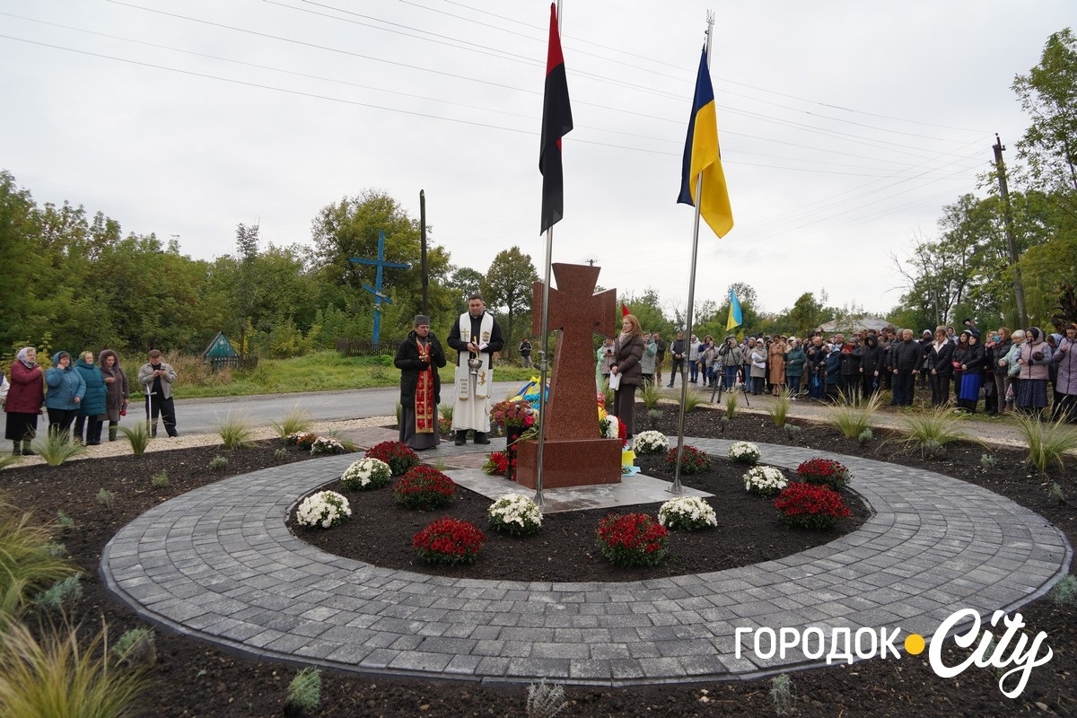 У Зверхівцях встановили «Козацький хрест» в пам'ять про Героя Олександра Чеховського