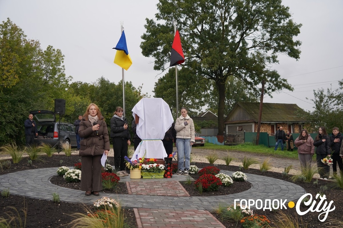 У Зверхівцях встановили «Козацький хрест» в пам'ять про Героя Олександра Чеховського