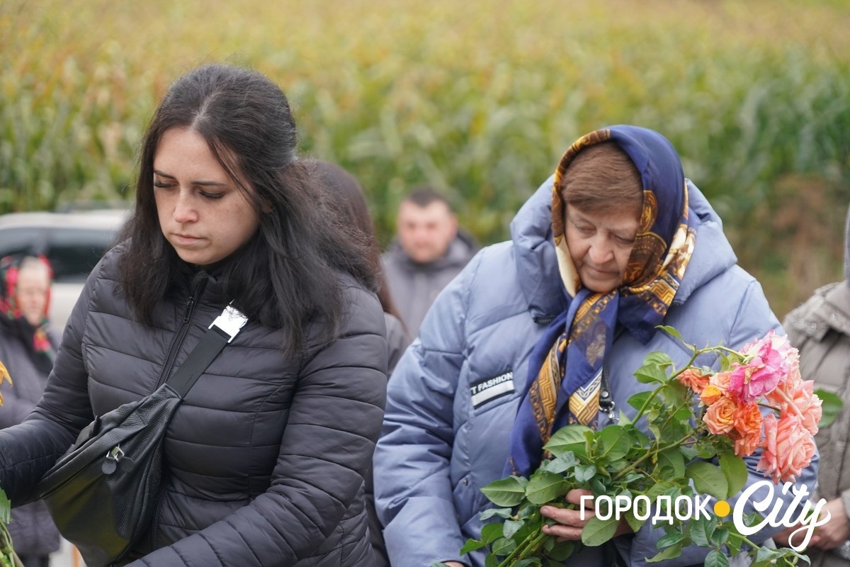У Зверхівцях встановили «Козацький хрест» в пам'ять про Героя Олександра Чеховського