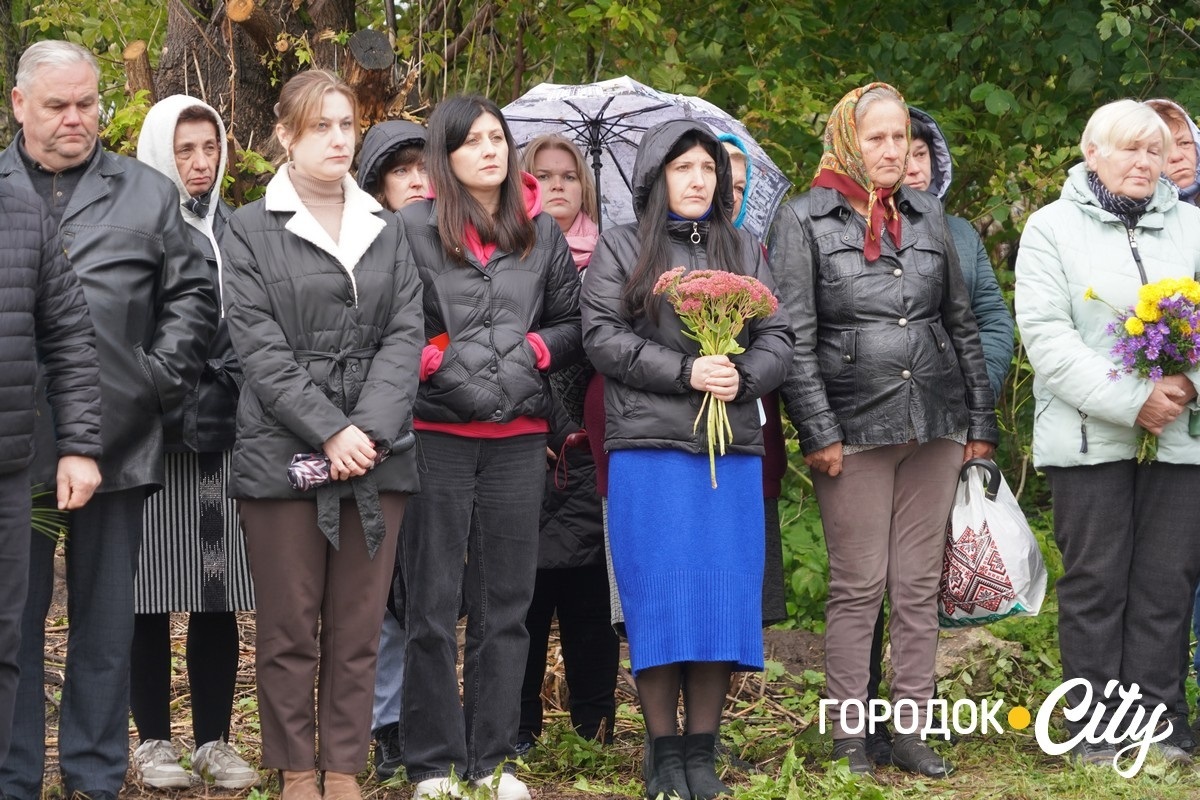 У Зверхівцях встановили «Козацький хрест» в пам'ять про Героя Олександра Чеховського