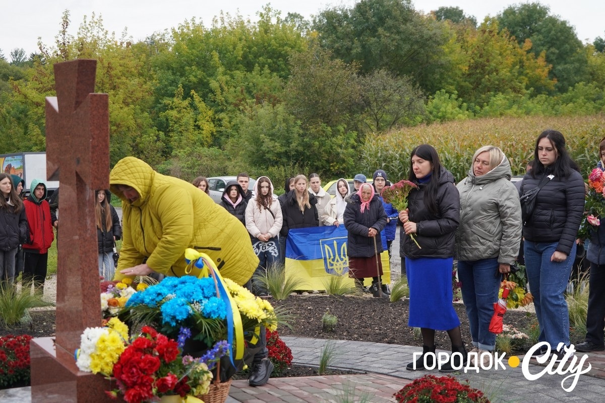 У Зверхівцях встановили «Козацький хрест» в пам'ять про Героя Олександра Чеховського