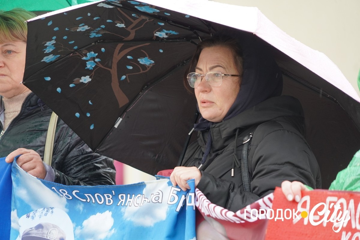 «Зниклі безвісти — не означає забуті». Городоччанки вперше відвідали обмін військовополоненими