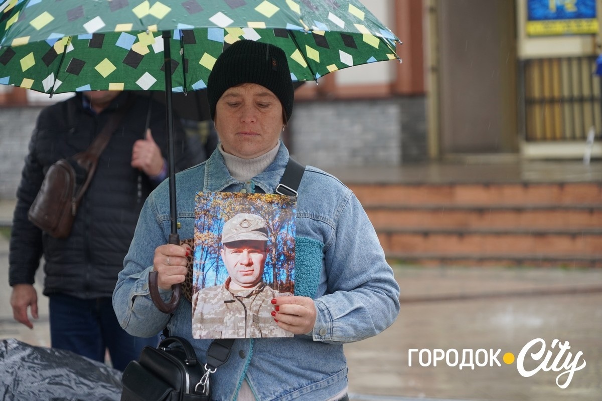 «Зниклі безвісти — не означає забуті». Городоччанки вперше відвідали обмін військовополоненими