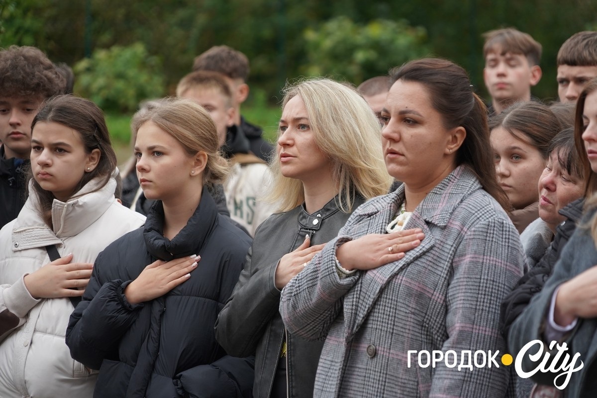 Калинова пам’ять. У ліцеї №4 оновили дошку пам’яті Героїв — колишніх учнів закладу