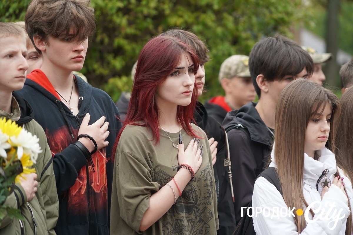 Калинова пам’ять. У ліцеї №4 оновили дошку пам’яті Героїв — колишніх учнів закладу