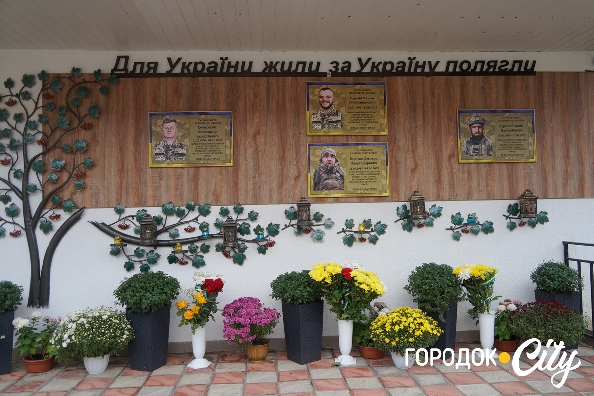 Калинова пам’ять. У ліцеї №4 оновили дошку пам’яті Героїв — колишніх учнів закладу