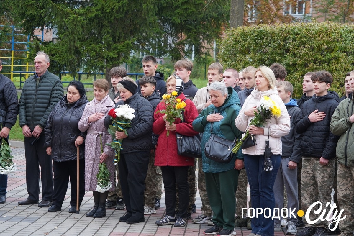 Калинова пам’ять. У ліцеї №4 оновили дошку пам’яті Героїв — колишніх учнів закладу