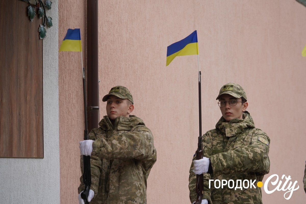 Калинова пам’ять. У ліцеї №4 оновили дошку пам’яті Героїв — колишніх учнів закладу