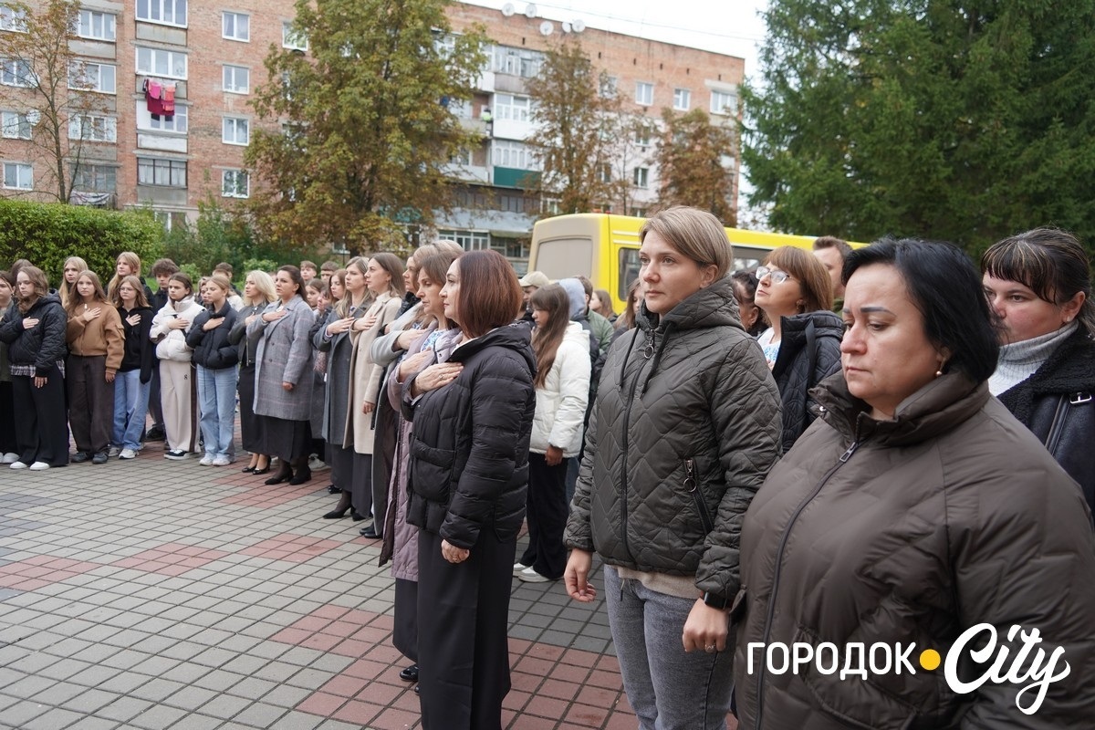 Калинова пам’ять. У ліцеї №4 оновили дошку пам’яті Героїв — колишніх учнів закладу