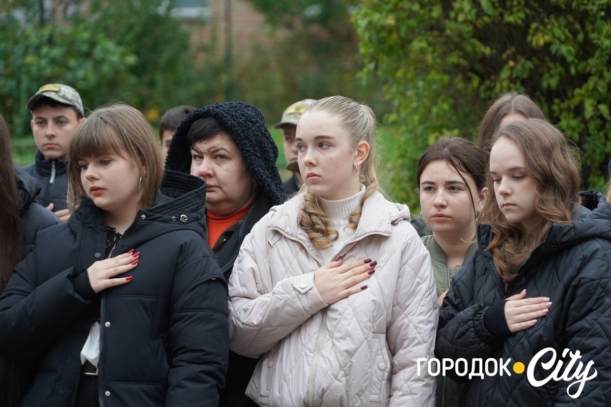 Калинова пам’ять. У ліцеї №4 оновили дошку пам’яті Героїв — колишніх учнів закладу