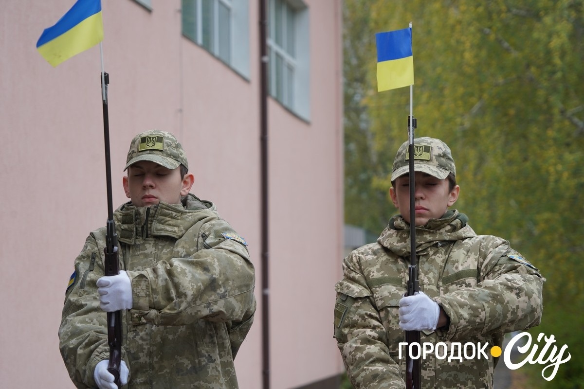 Калинова пам’ять. У ліцеї №4 оновили дошку пам’яті Героїв — колишніх учнів закладу