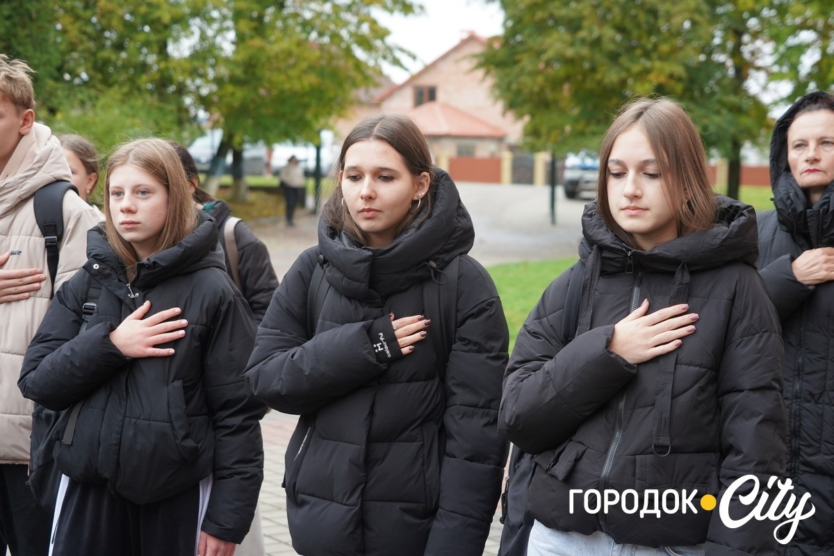 Калинова пам’ять. У ліцеї №4 оновили дошку пам’яті Героїв — колишніх учнів закладу