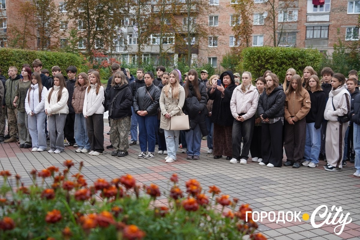 Калинова пам’ять. У ліцеї №4 оновили дошку пам’яті Героїв — колишніх учнів закладу