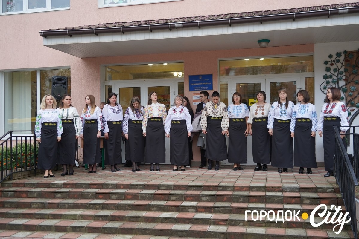 Калинова пам’ять. У ліцеї №4 оновили дошку пам’яті Героїв — колишніх учнів закладу