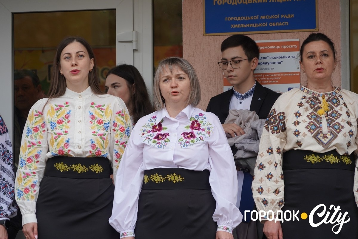 Калинова пам’ять. У ліцеї №4 оновили дошку пам’яті Героїв — колишніх учнів закладу