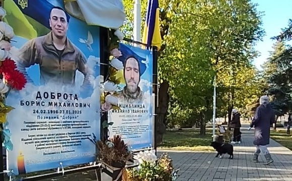 Алея Слави в Рені: прогулянка собачок під час хвилини мовчання