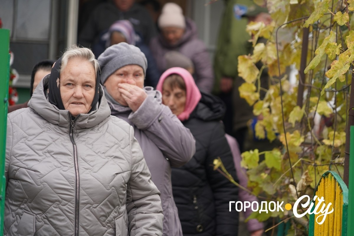 Вважався зниклим безвісти та повернувся «на щиті». У Городку попрощалися з воїном Богданом Бурликом