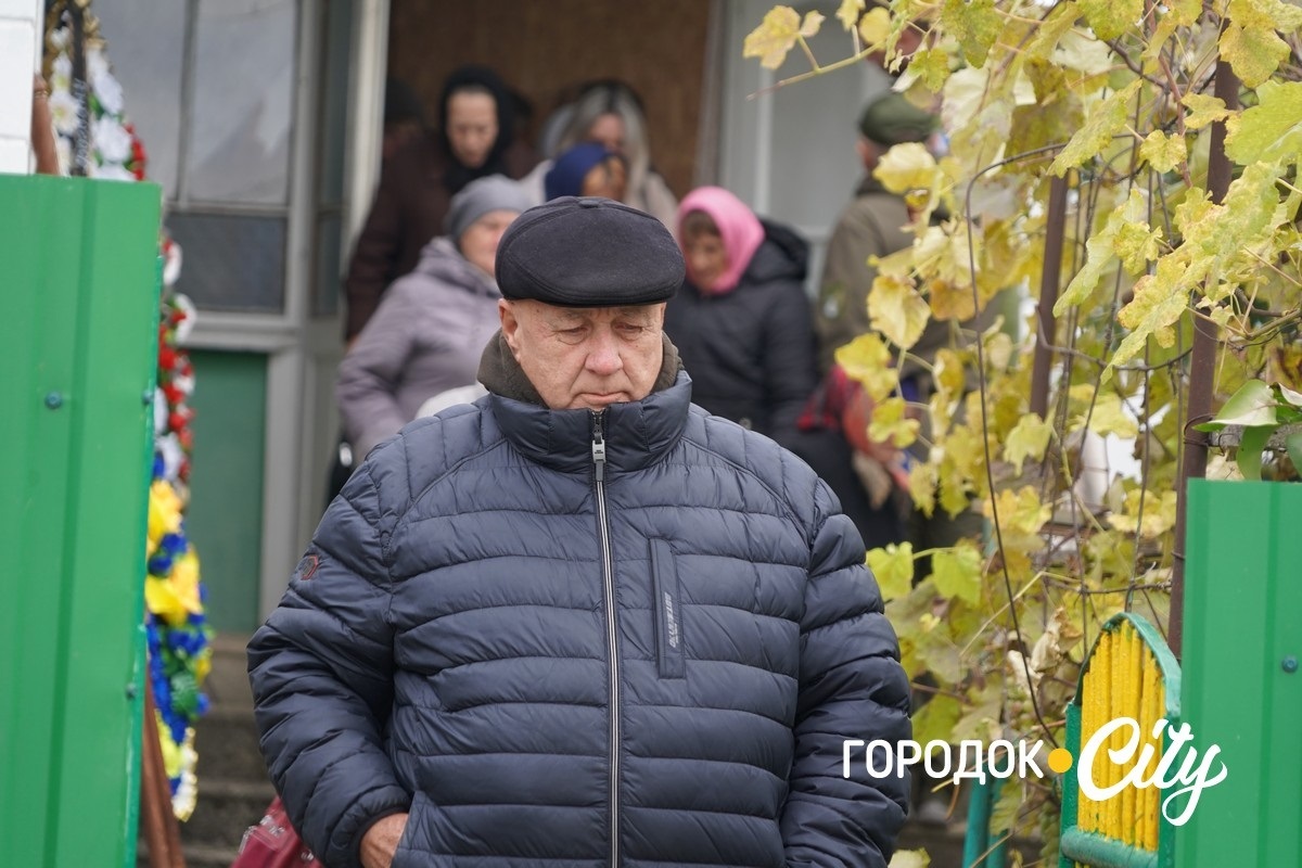 Вважався зниклим безвісти та повернувся «на щиті». У Городку попрощалися з воїном Богданом Бурликом