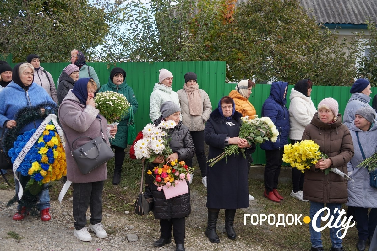 Вважався зниклим безвісти та повернувся «на щиті». У Городку попрощалися з воїном Богданом Бурликом