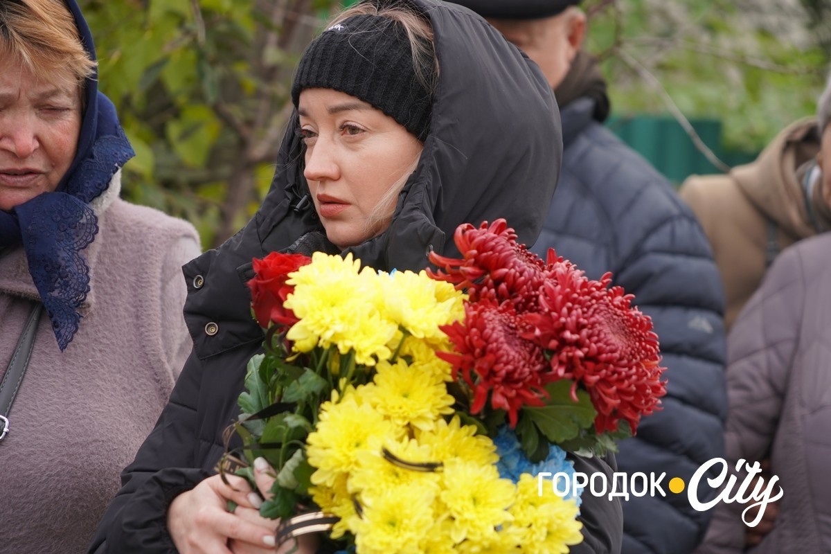 Вважався зниклим безвісти та повернувся «на щиті». У Городку попрощалися з воїном Богданом Бурликом