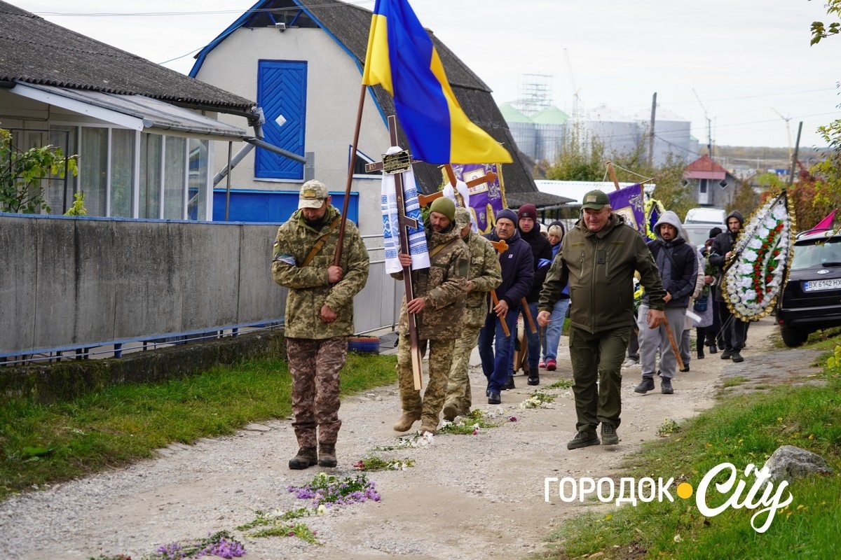 Вважався зниклим безвісти та повернувся «на щиті». У Городку попрощалися з воїном Богданом Бурликом