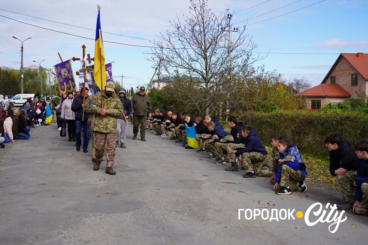 Вважався зниклим безвісти та повернувся «на щиті». У Городку попрощалися з воїном Богданом Бурликом