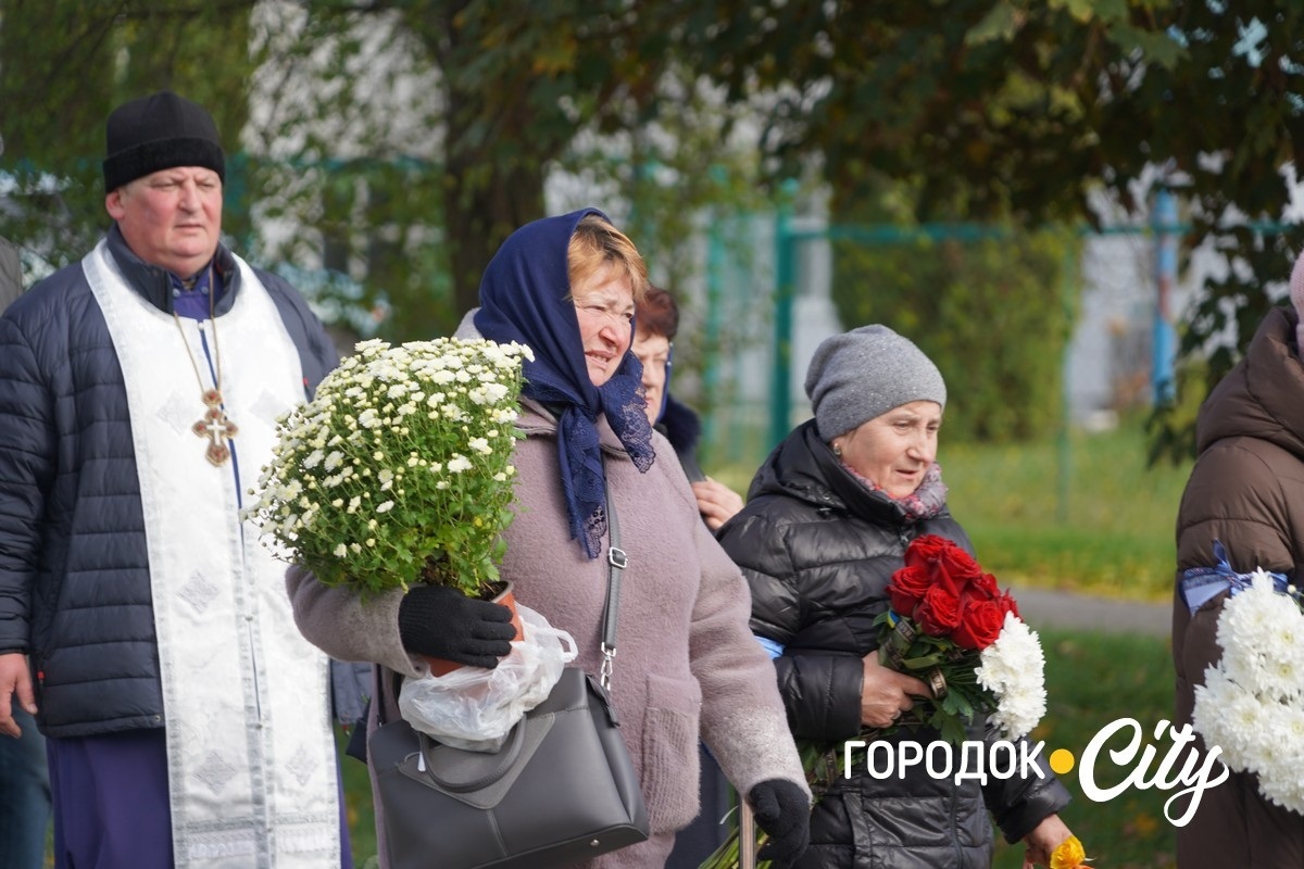 Вважався зниклим безвісти та повернувся «на щиті». У Городку попрощалися з воїном Богданом Бурликом