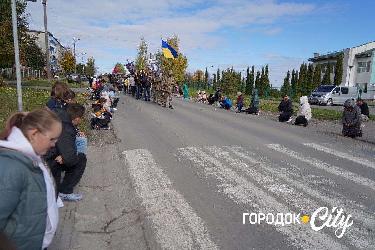 Вважався зниклим безвісти та повернувся «на щиті». У Городку попрощалися з воїном Богданом Бурликом