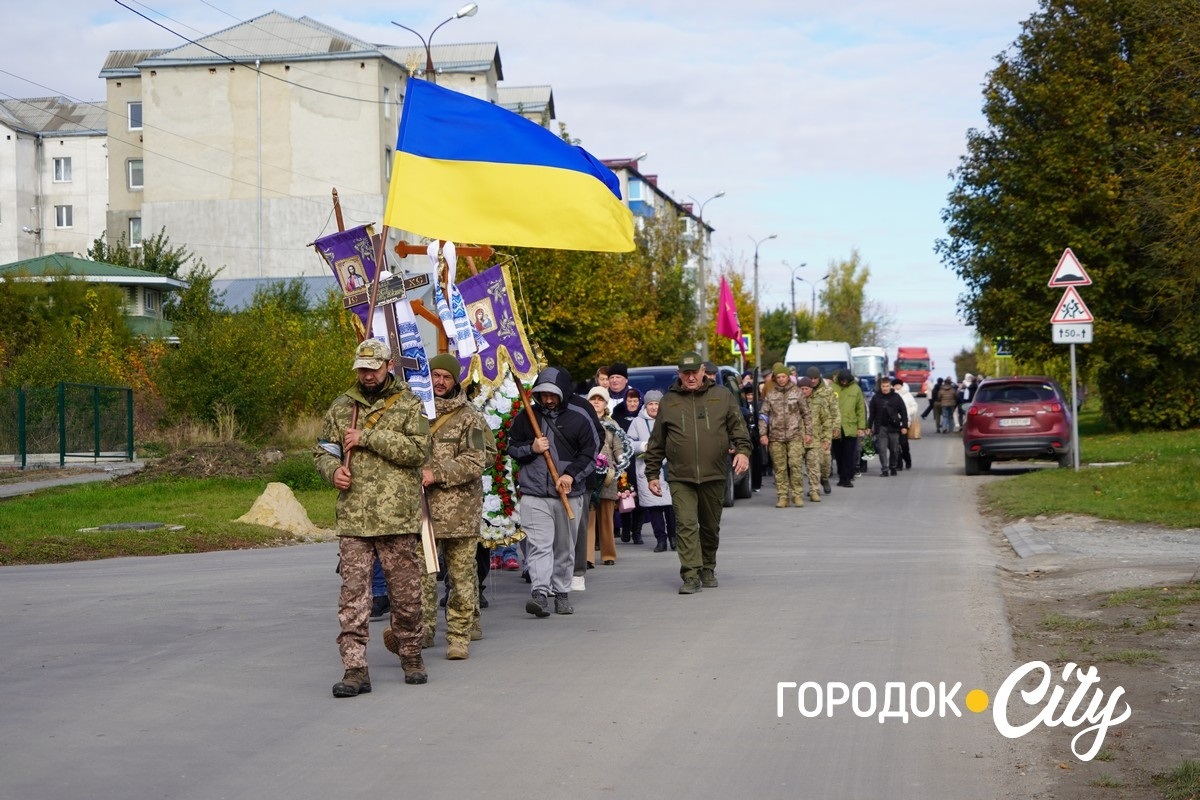 Вважався зниклим безвісти та повернувся «на щиті». У Городку попрощалися з воїном Богданом Бурликом