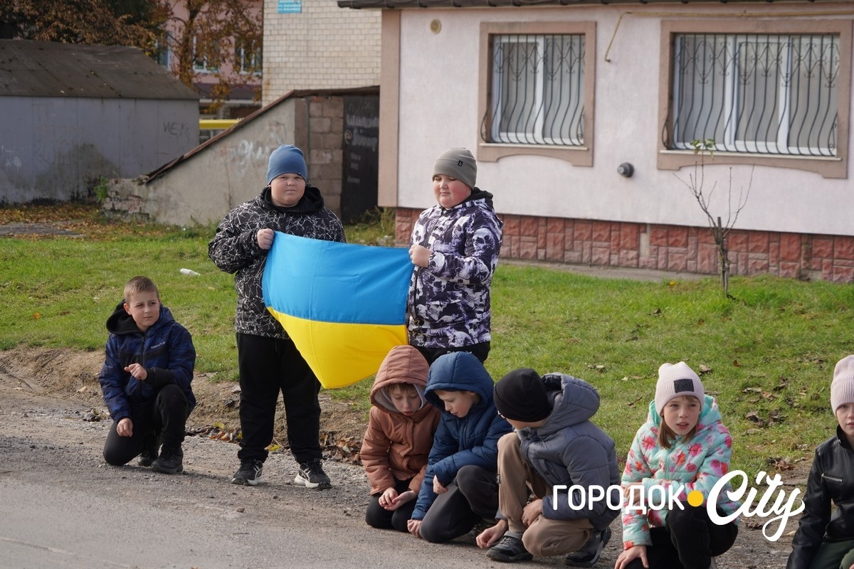 Вважався зниклим безвісти та повернувся «на щиті». У Городку попрощалися з воїном Богданом Бурликом