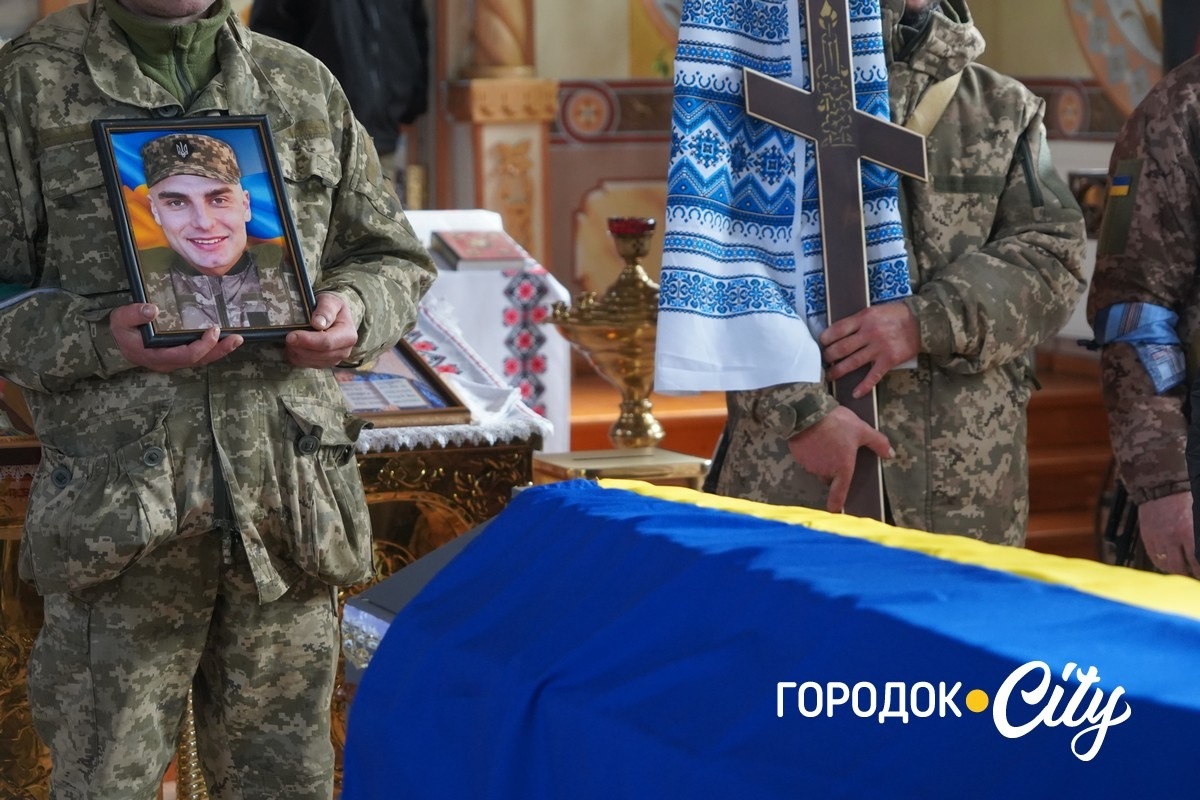 Вважався зниклим безвісти та повернувся «на щиті». У Городку попрощалися з воїном Богданом Бурликом
