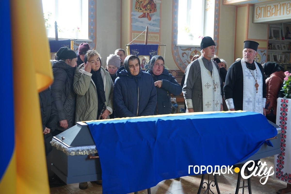 Вважався зниклим безвісти та повернувся «на щиті». У Городку попрощалися з воїном Богданом Бурликом