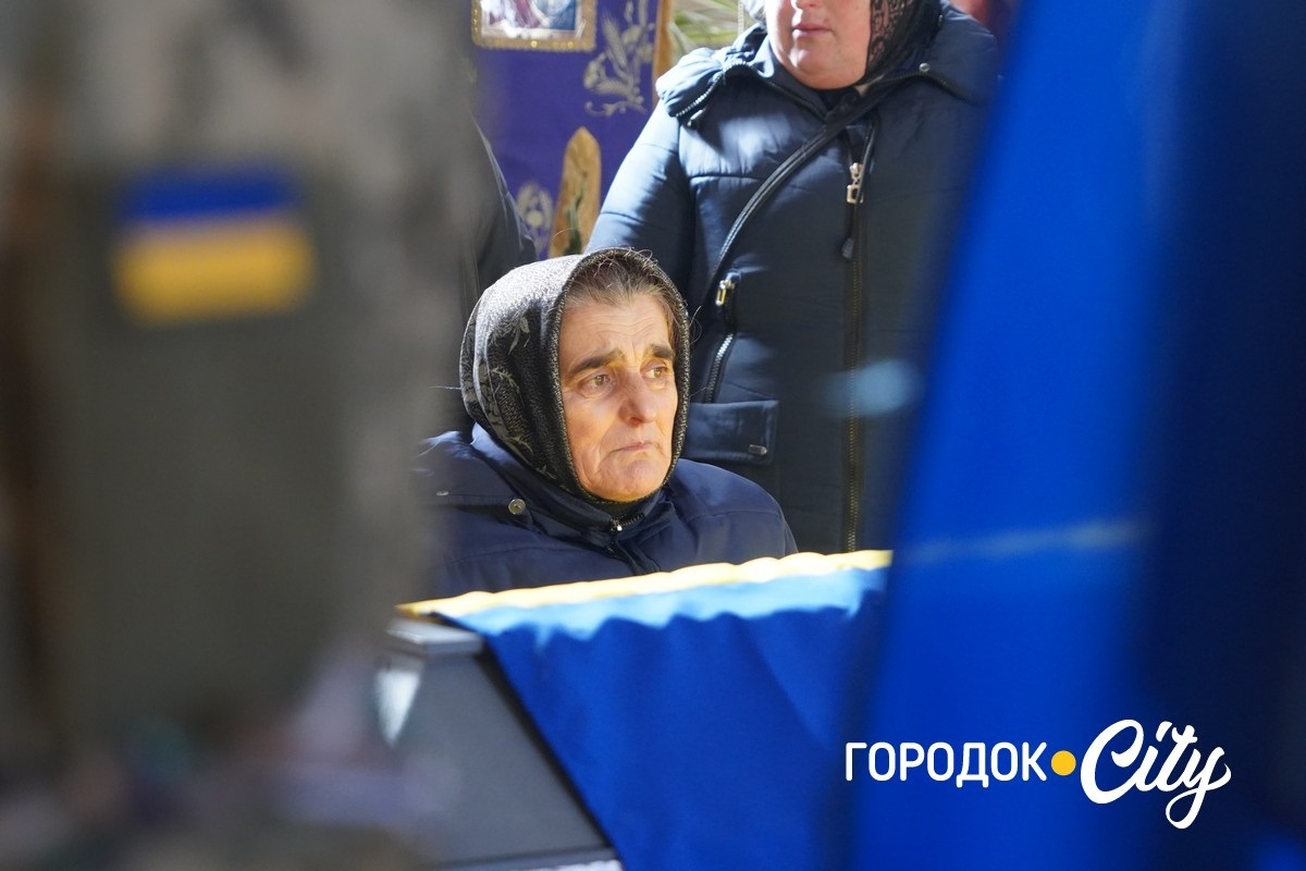 Вважався зниклим безвісти та повернувся «на щиті». У Городку попрощалися з воїном Богданом Бурликом