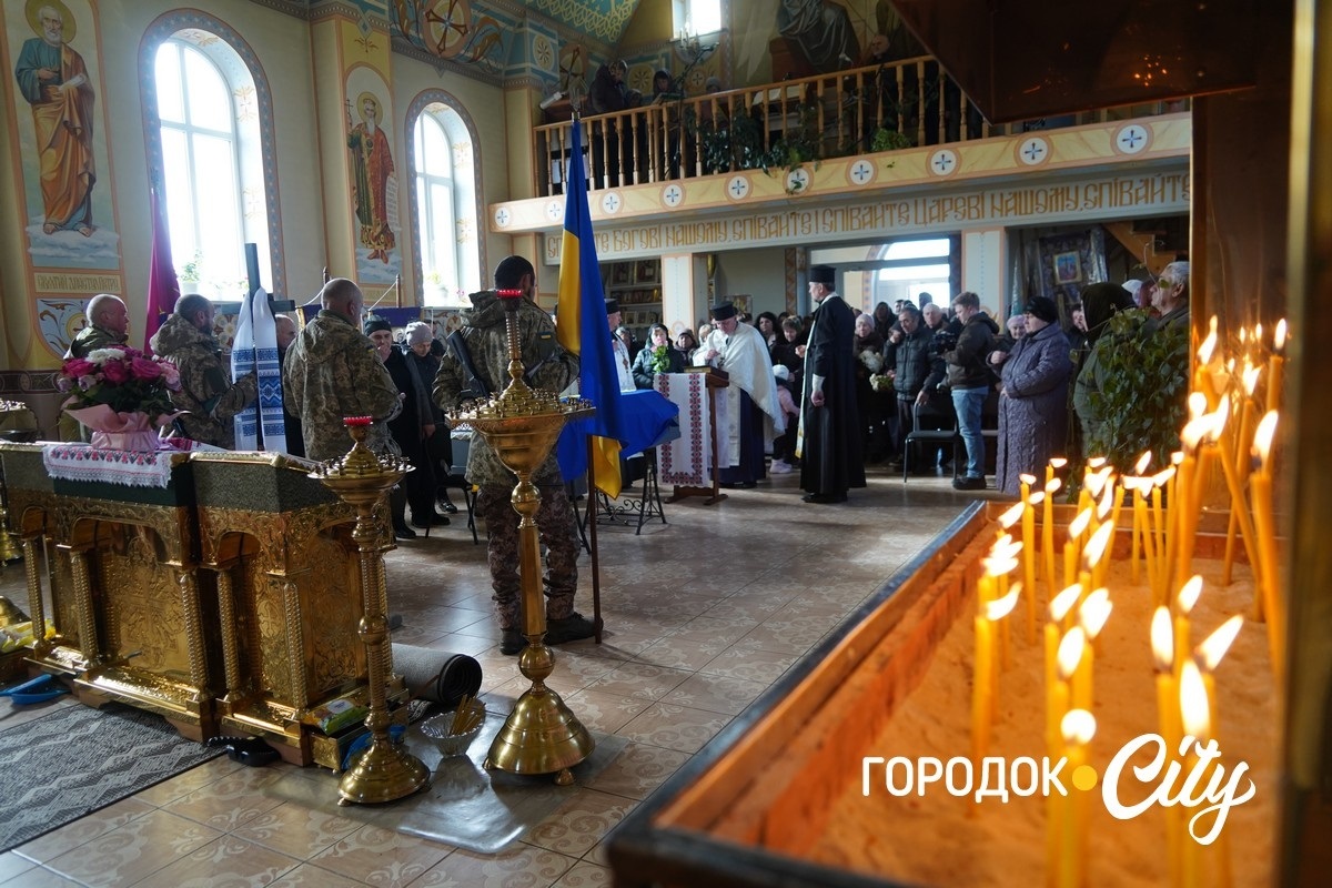 Вважався зниклим безвісти та повернувся «на щиті». У Городку попрощалися з воїном Богданом Бурликом