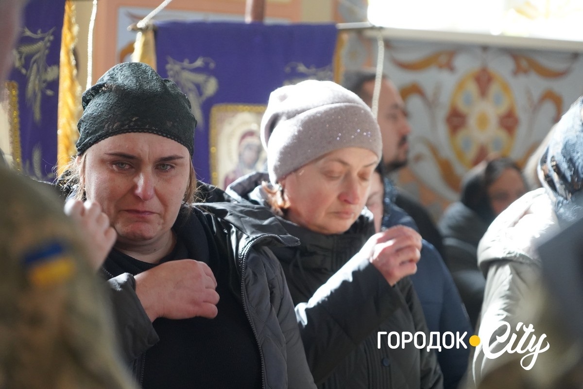 Вважався зниклим безвісти та повернувся «на щиті». У Городку попрощалися з воїном Богданом Бурликом