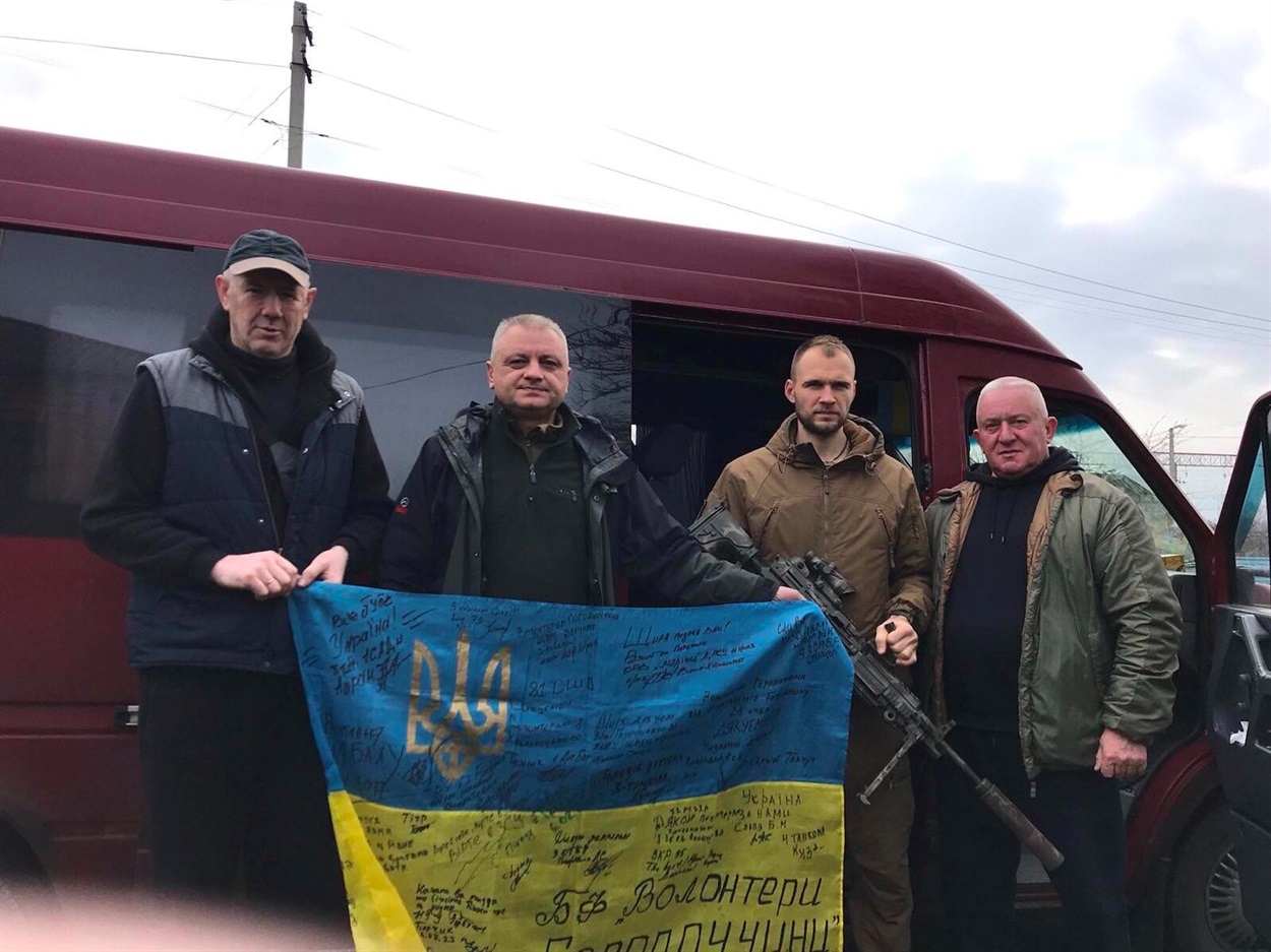Павло Борита та земляки-волонтери.