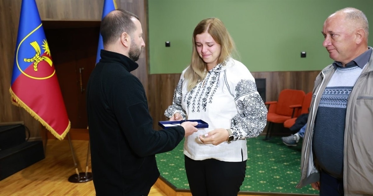 Анна отримує посмертну нагороду чоловіка — Почесний нагрудний знак «Комбатантський хрест».