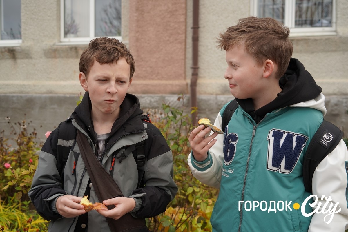 Благодійний ярмарок. Школярі Городоцького ліцею №1 зібрали 25 тисяч гривень для ЗСУ
